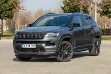 al-buio-e-in-alta-quota,-come-la-jeep-compass-ti-aiuta-a-vedere-oltre-la-strada