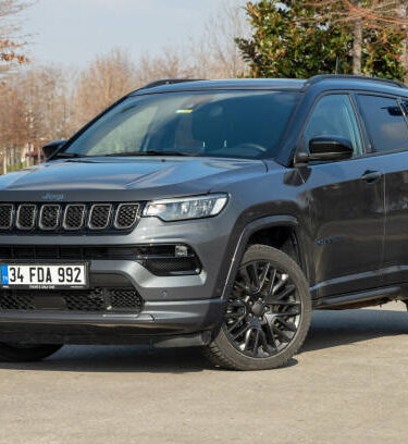 al-buio-e-in-alta-quota,-come-la-jeep-compass-ti-aiuta-a-vedere-oltre-la-strada