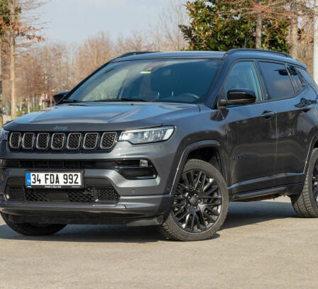 al-buio-e-in-alta-quota,-come-la-jeep-compass-ti-aiuta-a-vedere-oltre-la-strada