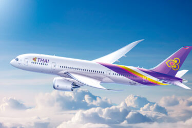 thai-airways-celebra-65-anni-di-eleganza-in-volo-con-un-esclusivo-amenity-kit-firmato-sirivannavari